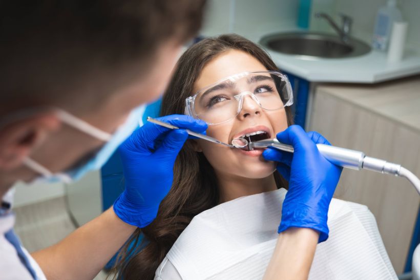 A cárie pode ser o início de vários problemas bucais. O tratamento só é feito em consultório de dentista, mas a higiene bucal ajuda a evitar o problema