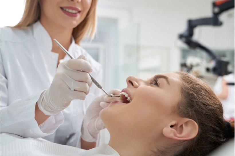 A retirada da polpa do dente não o enfraquece. Mas também não o torna imune a problemas de saúde bucal que possam causar a perda do dente.