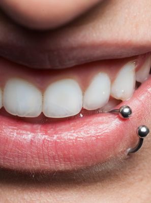 O piercing na boca inflamou: o que fazer?