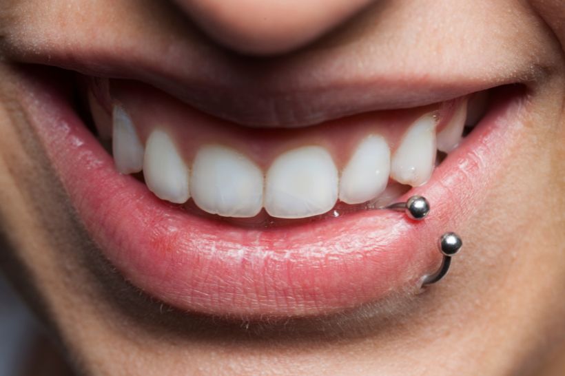Piercing na boca: conheça todos os tipos, cuidados e complicações