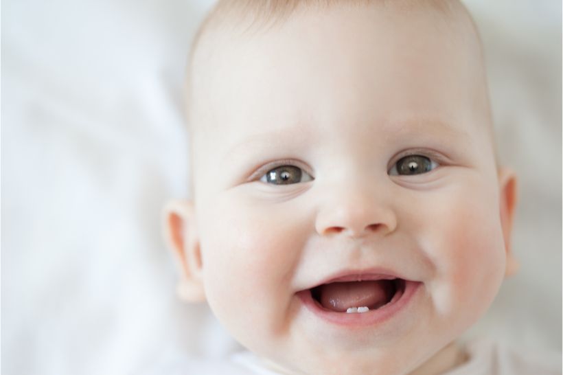 O chá de camomila gelado, assim como toda bebida em temperatura mais baixa, pode diminuir o incômodo do nascimento dos primeiros dentinhos do bebê