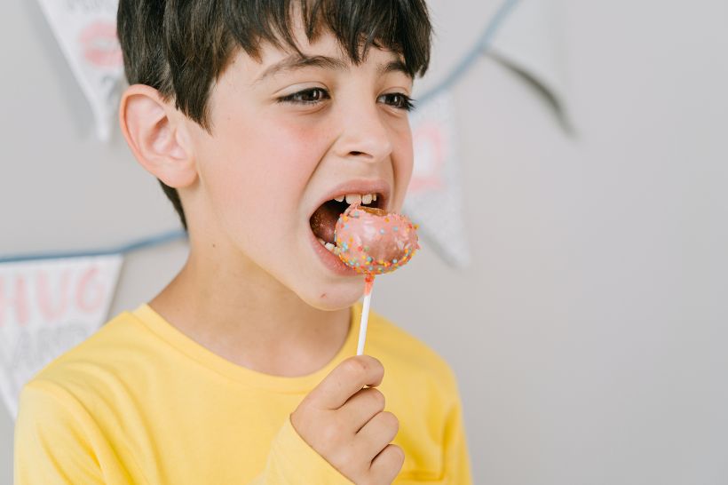 Abusar no consumo de alimentos muito duros, como balas e pirulitos, pode prejudicar a saúde dos dentes no longo prazo
