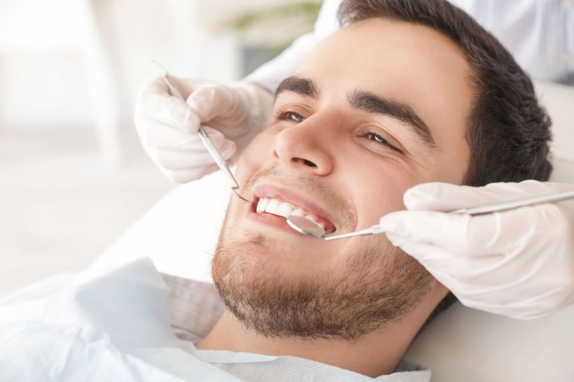 Após a restauração é comum o paciente sentir desconforto quanto a sensibilidade nos dentes. Se a dor persistir por mais de duas semanas volte ao dentista para avaliar!