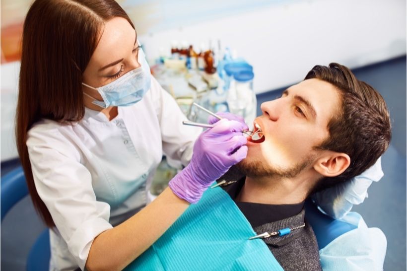 Tratamento de canal, periodontal e ortodôntico são algumas das opções de como fazer passar a dor de dente.