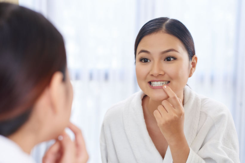 A bolinha na gengiva pode ser causada por diversos fatores, como doenças periodontais.