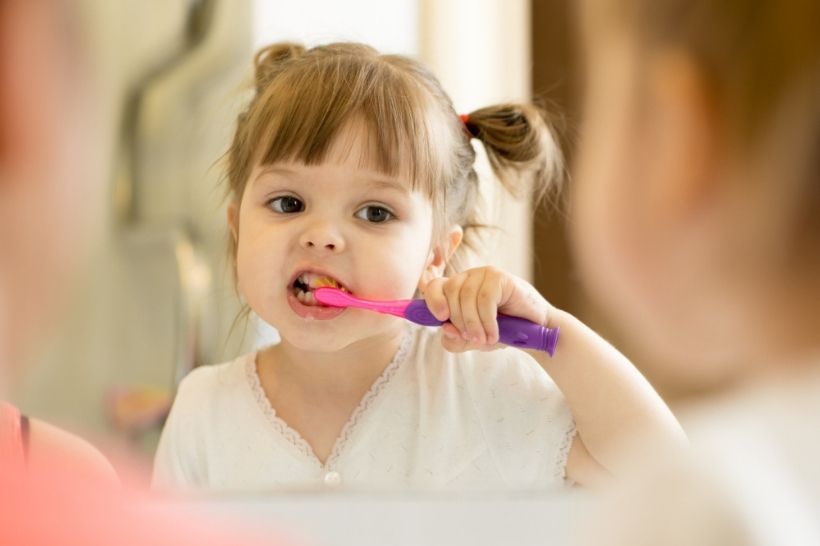 Escolha uma escova de dentes com cabeça pequena e cerdas macias. Essa anatomia permite que a escova alcance melhor todos os cantos da boca, tendo uma higiene bucal mais eficaz.