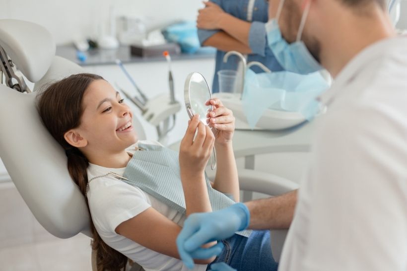 Mantenha visitas periódicas ao dentista. Assim como os adultos, os pequenos precisam estar com as consultas odontológicas em dia. Dessa forma, é possível ter um acompanhamento de sua saúde bucal e realizar a limpeza que previne diversas doenças.