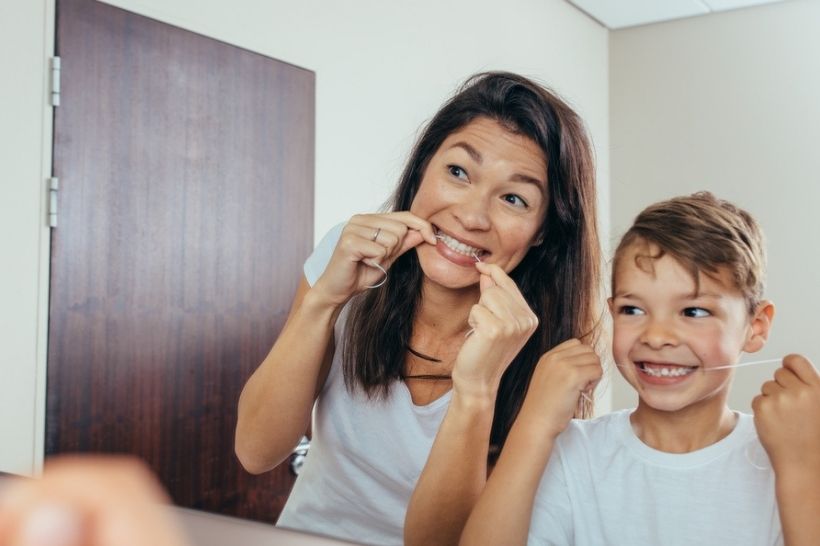Passe o fio dental antes da escovação. Dessa forma, é possível remover toda a placa que fica entre os dentes e limpar lugares que a escova não alcança.