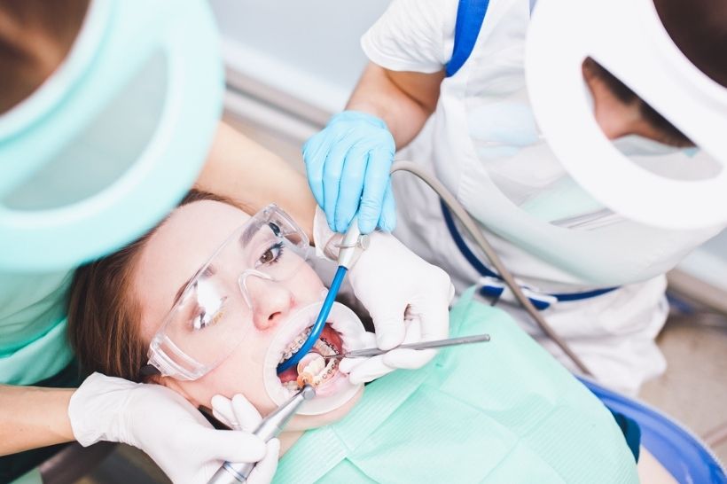 A limpeza dos dentes durante o tratamento ortodôntico é fundamental para prevenir problemas bucais.