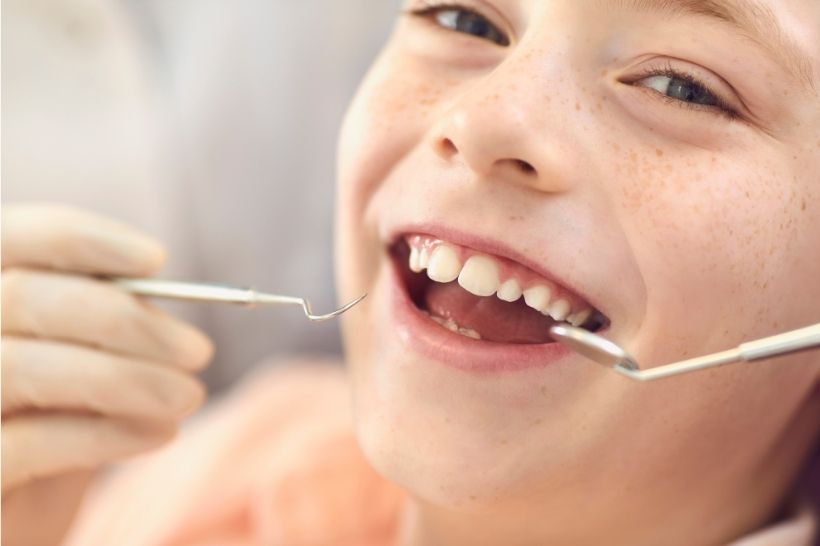 Confira os principais sintomas da gengivite em crianças e como tratar essa doença bucal
