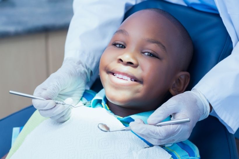 A profilaxia dentária é uma técnica que pode prevenir a saúde bucal infantil. Entenda como funciona a limpeza dos dentes em crianças!