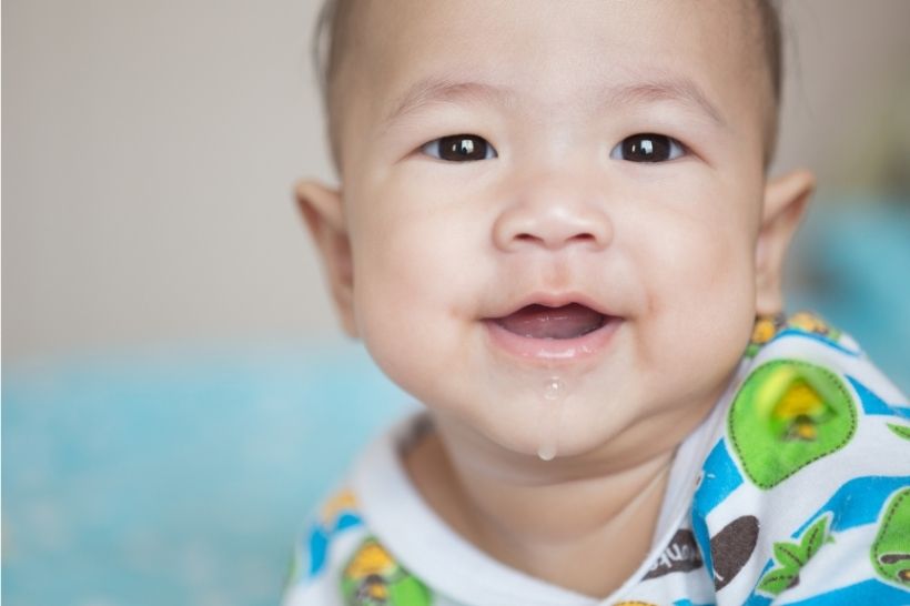 Entenda como a sialorreia acontece em bebês e quando a condição exige um tratamento 