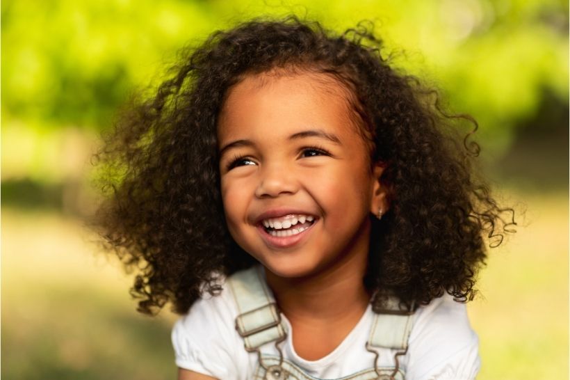 O sorriso gengival em crianças pode ser causado por diversos fatores. Mas será que é possível corrigir o quadro? Entenda!