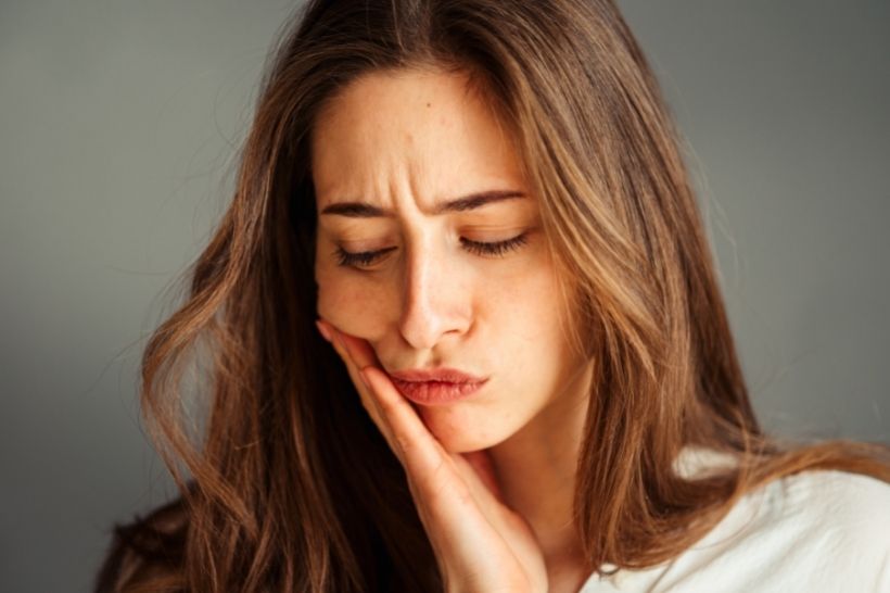 Lidar com um dente siso nascendo pode causar dor e desconforto. Veja como aliviar esse incômodo com dicas de uma especialista!