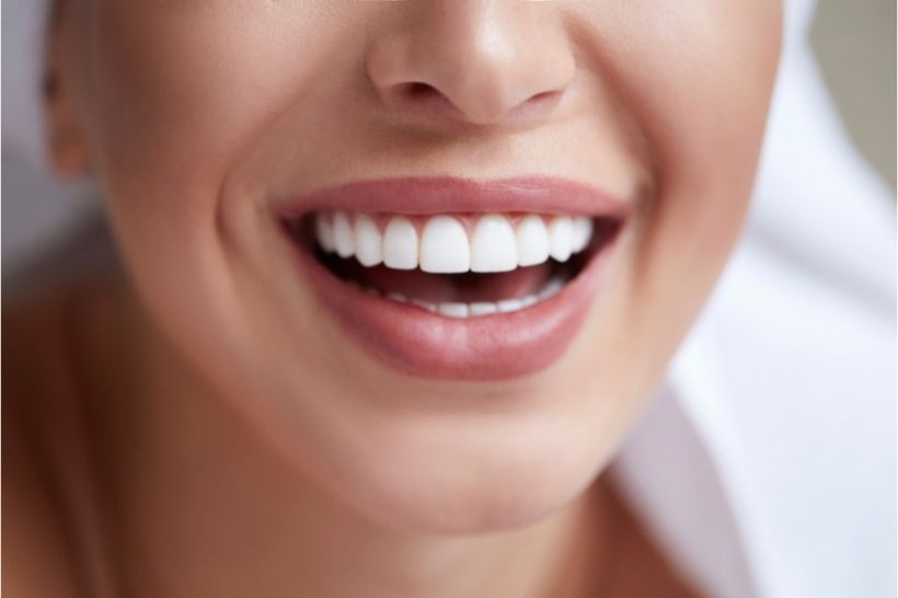 Entenda como funciona a fita para clareamento dental e os cuidados necessários para utilizar a técnica