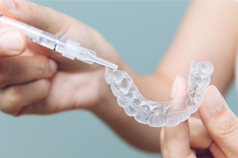 Descubra os cuidados necessários para realizar um clareamento dental caseiro com segurança 