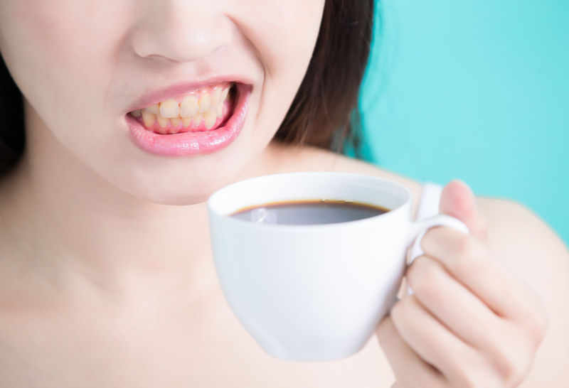 Alguns alimentos podem acabar escurecendo os dentes ao longo do tempo. Saiba como evitar