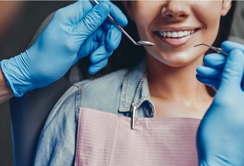 O implante dentário pode corrigir a falta de um ou mais dentes. Mas ele deve ser feito após o tratamento ortodôntico.