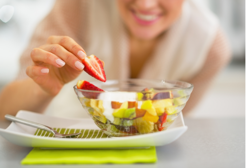 Saiba como manter uma alimentação saudável pode te ajudar a prevenir a gengivite 