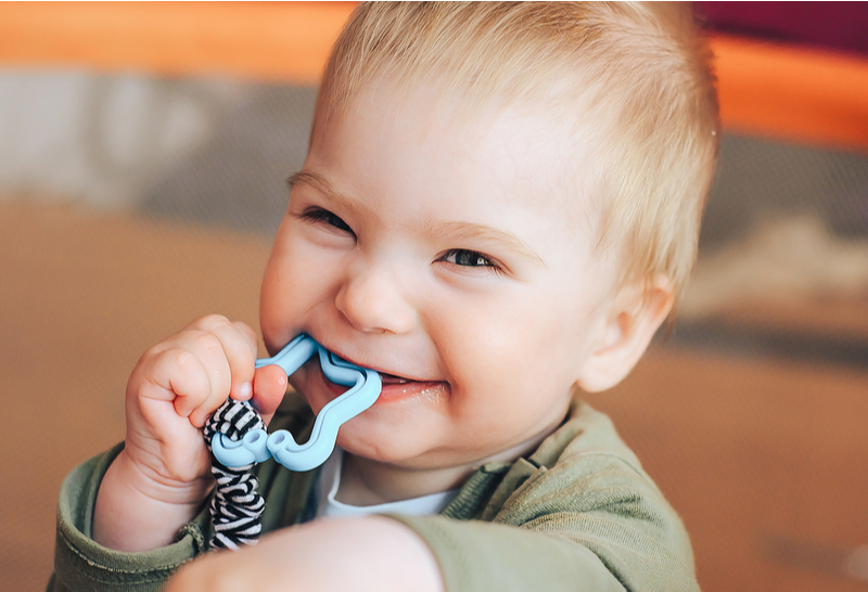 A gengiva inchada é um dos principais sinais do nascimento dos dentes de leite. Saiba como aliviar o incômodo com dicas de uma especialista! 