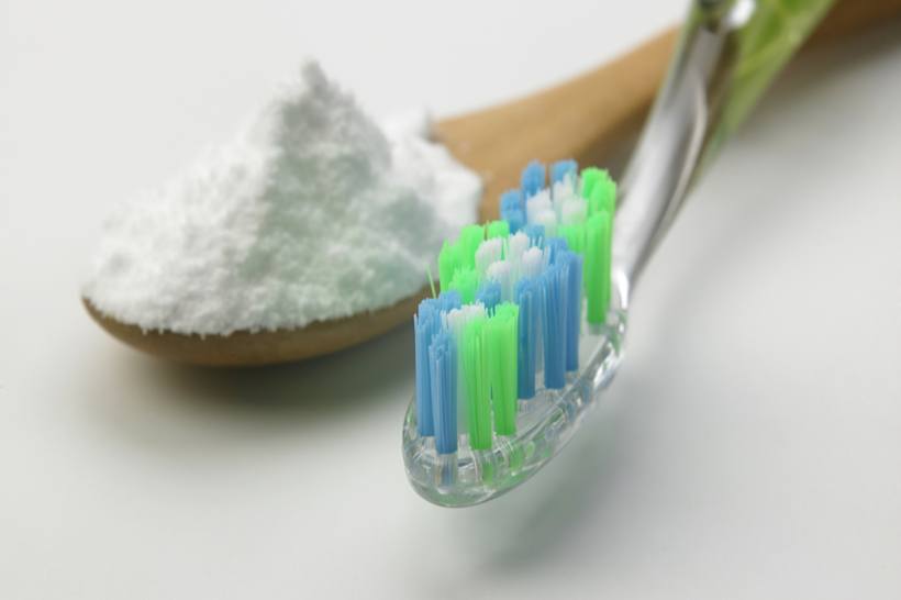 Pensando em usar bicarbonato para sensibilidade nos dentes? Veja se a medida realmente funciona!
