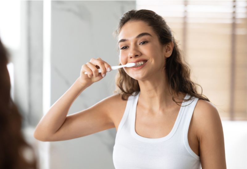 A escovação excessiva é um dos fatores que pode contribuir para sensibilidade dentária. Entenda esse e outros motivos por trás do quadro!