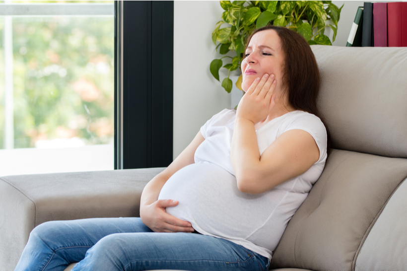 Entenda como surge a sensibilidade nos dentes durante a gravidez e como evitá-la
