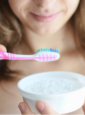O bicarbonato de sódio é um ingrediente que costuma ser associado à limpeza dental. Mas será que ele realmente funciona? Entenda!