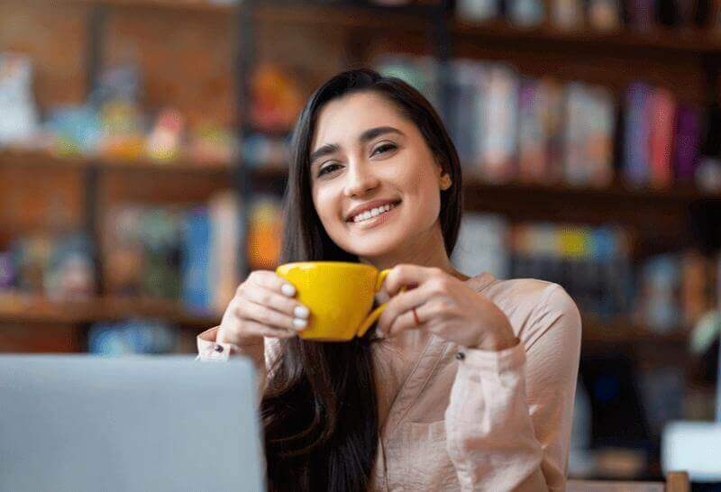 Quem não abre mão de um bom café precisa ficar atento na hora de optar por um clareamento dental