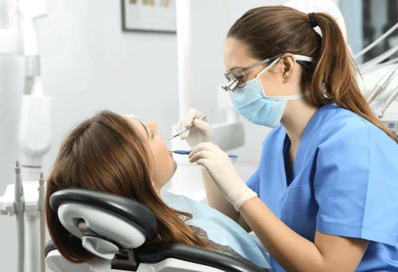 Periodontite avançada tem como principal sintoma a mobilidade dos dentes.