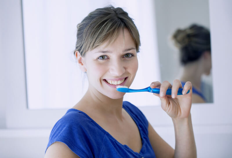 Usar creme dental para dentes sensíveis após o clareamento dental pode trazer benefícios ao paciente. Entenda!