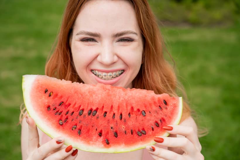 Dar preferência a frutas macias ajuda a diminuir a dor ao mastigar durante o tratamento ortodôntico