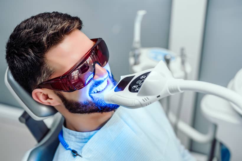 Clareamento dental a laser é feito no consultório e pode ser concluído em até três sessões