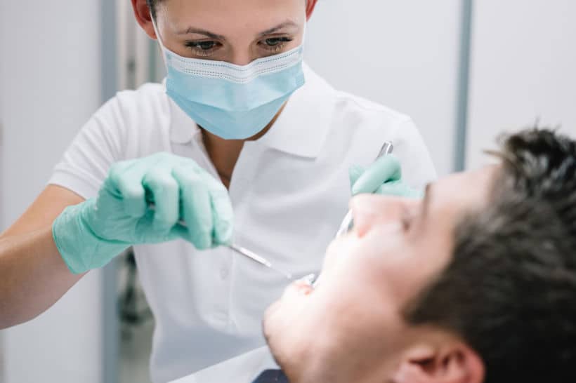 O prognatismo mandibular é uma alteração no desenvolvimento facial marcada pelo crescimento excessivo da mandíbula, o que demanda um tratamento ortodôntico cirúrgico