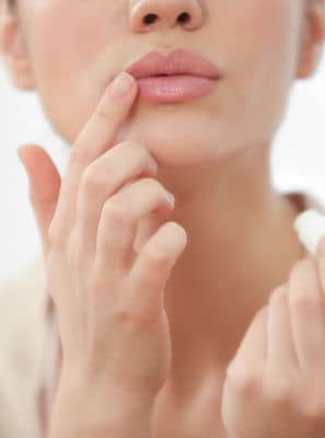 Quais as causas mais comuns de lesão bucal?