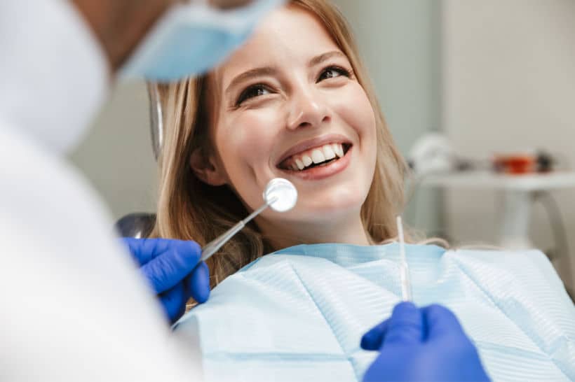 Para recuperar o esmalte do dente após algum caso de erosão, o mais indicado é realizar uma restauração dentária