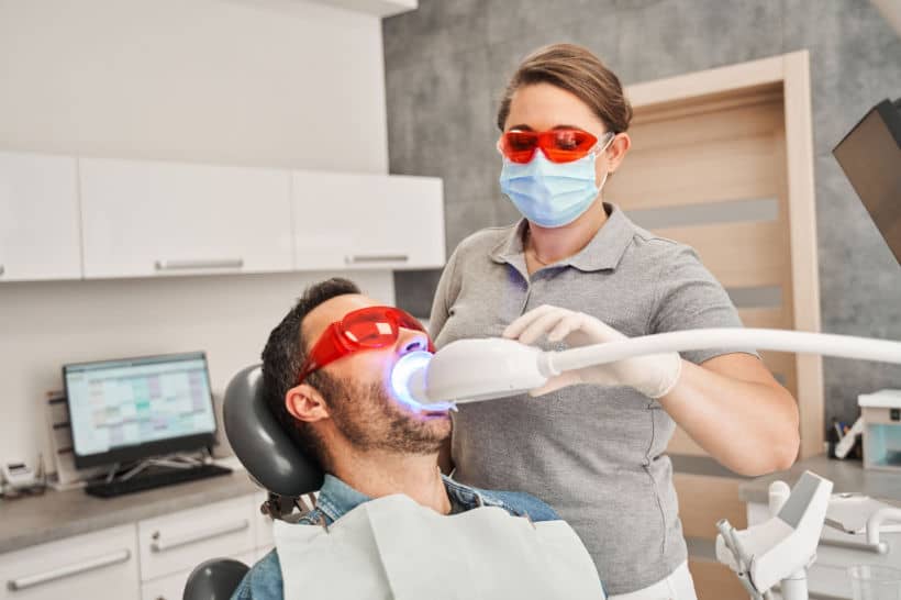 O clareamento dental a laser pode ser indicado para quem tem sensibilidade nos dentes e costuma dar resultados mais rápidos, pois é feito no consultório