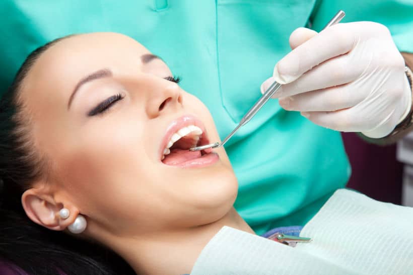 No terceiro estágio, a cárie atinge a dentina e pode causar os primeiros episódios de dor
