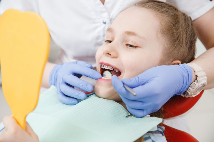 Para tratar mordida cruzada em dentes decíduos ou mistos, recomenda-se o uso de aparelhos e expansores palatinos
