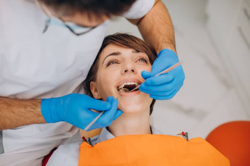 Antes de fazer um implante dentário, o paciente deve se submeter a exames clínicos para averiguar o estado da sua saúde bucal