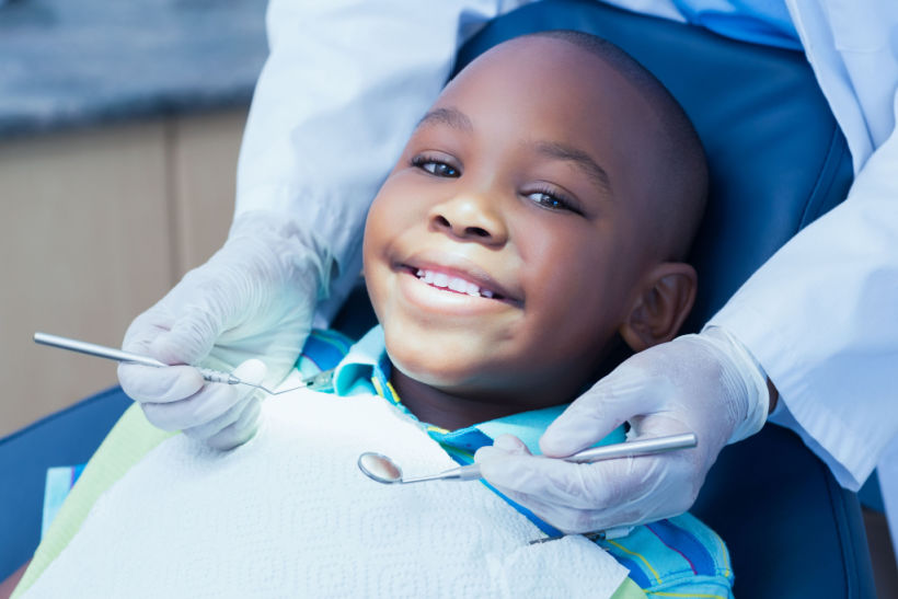 Cuidados com a higiene bucal da criança diminuem o risco de cáries profundas em dentes de leite