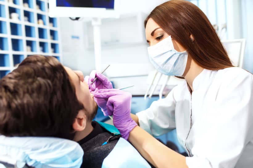 O tratamento de canal do dente (endodôntico) consiste na remoção da polpa do dente e na restauração do local