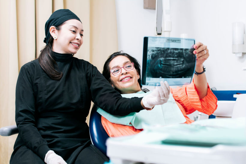 A radiografia panorâmica permite que o dentista veja não só todos os dentes em uma imagem, mas estruturas do rosto como um todo