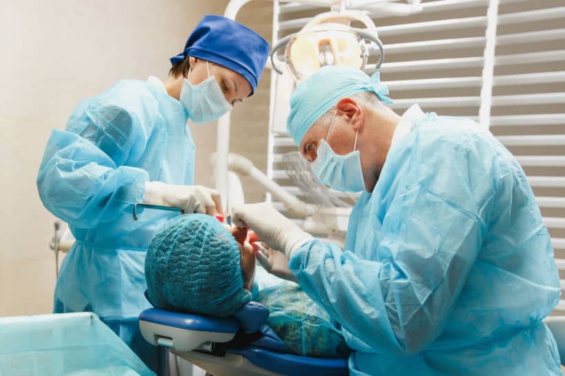 O guia cirúrgico para implante é usado para auxiliar no posicionamento e na instalação correta do implante dentário