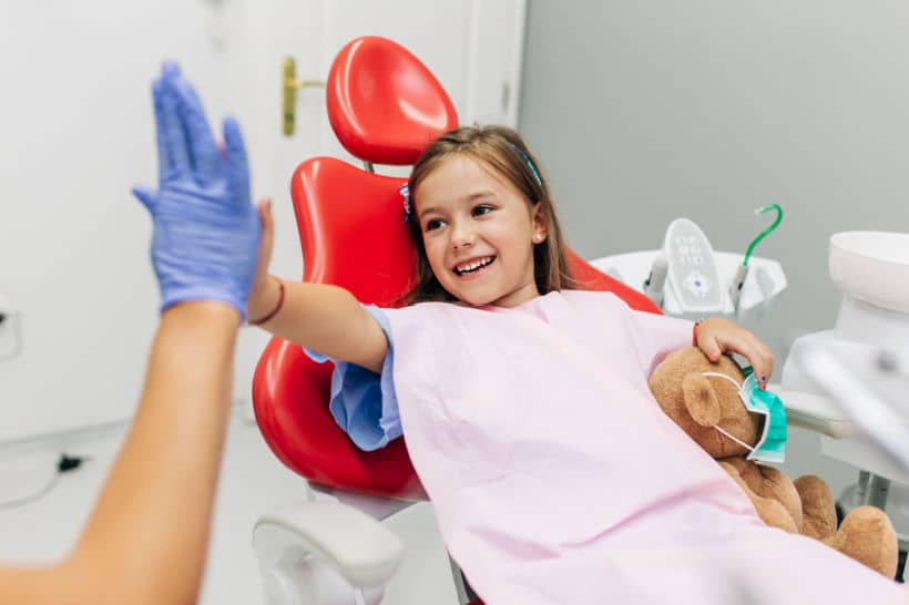 Para recuperar o dente podre infantil (cariado), geralmente é possível fazer um tratamento restaurador no dentista