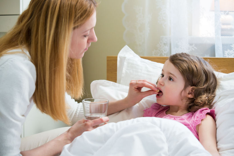 Para tratar a gengivoestomatite herpética, é importante combater os sintomas com medicamentos (analgésicos e antitérmicos) e contar com o acompanhamento de um dentista de confiança