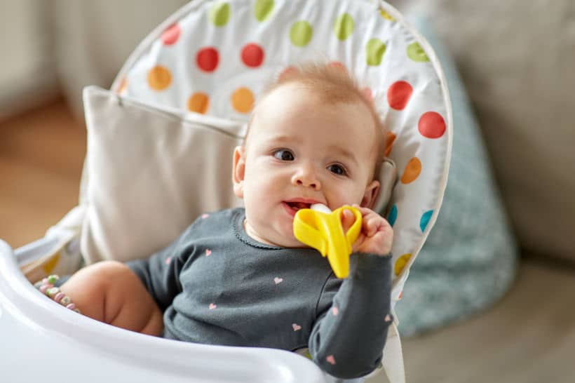 Para aliviar a gengiva inchada do bebê (que costuma ocorrer no nascimento dos primeiros dentes), a dentista recomenda dar alimentos gelados e mordedores que aliviam os sintomas