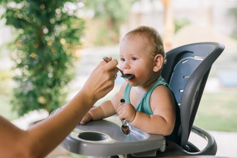 Após a queiloplastia  (cirurgia para lábio leporino), a alimentação do bebê deve ser líquida e fria, evitando-se o uso de mamadeiras ou copos para evitar o esforço de sucção