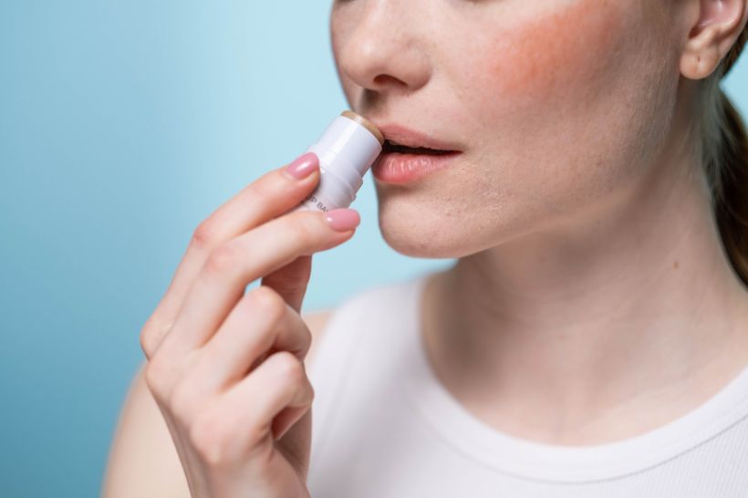 Para prevenir a queilite angular (boqueira), o paciente deve investir na hidratação dos lábios e evitar morder a boca