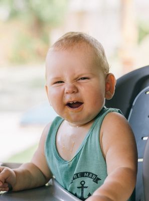 Quanto tempo demora para o dente do bebê rasgar a gengiva?